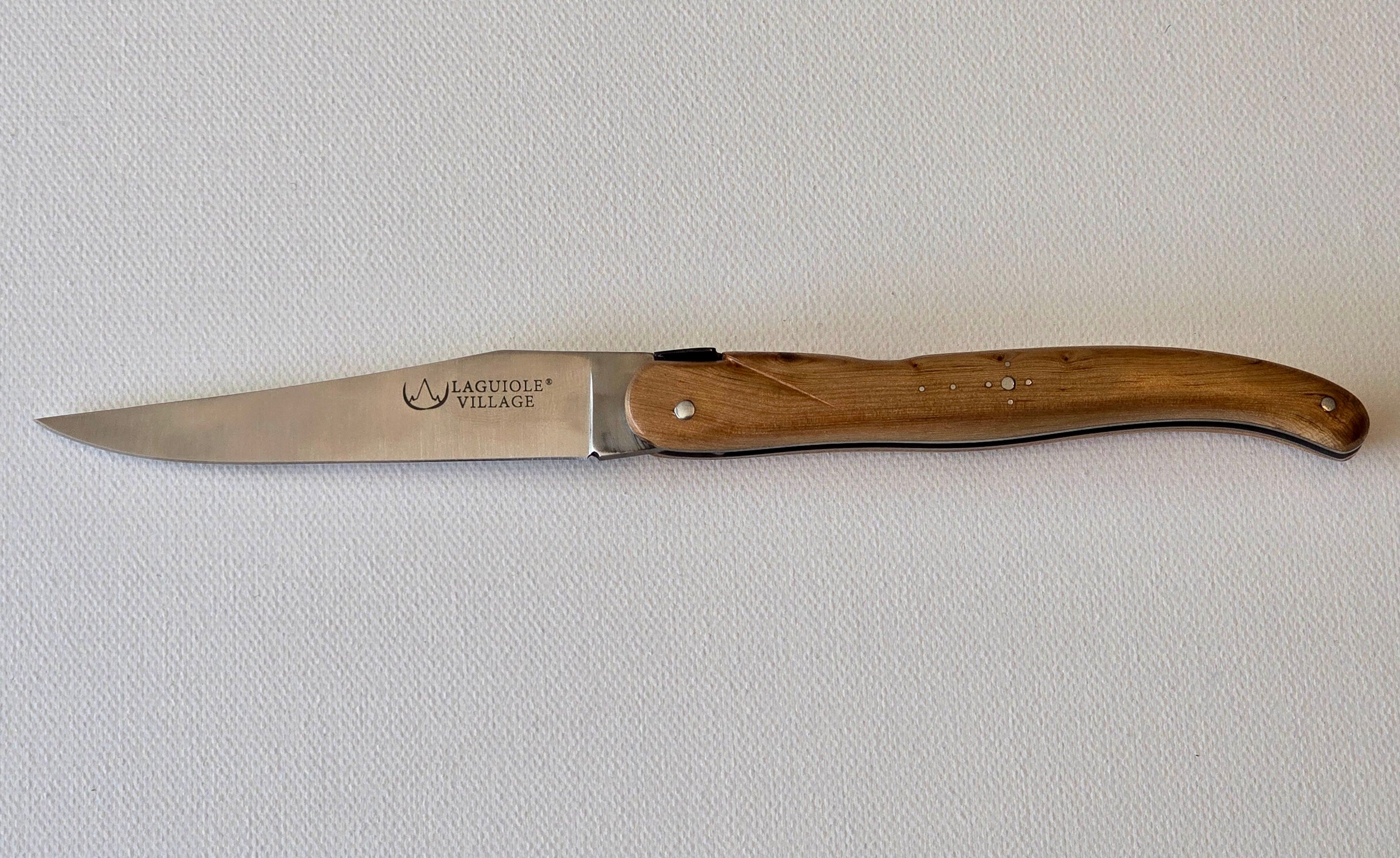 🐝 LAGUIOLE VILLAGE – RESSORTS À POMPE – Modell DOUBLE EFFET Klappmesser 12 cm mit patentierter Double-Action & Holzgriff Wacholder
