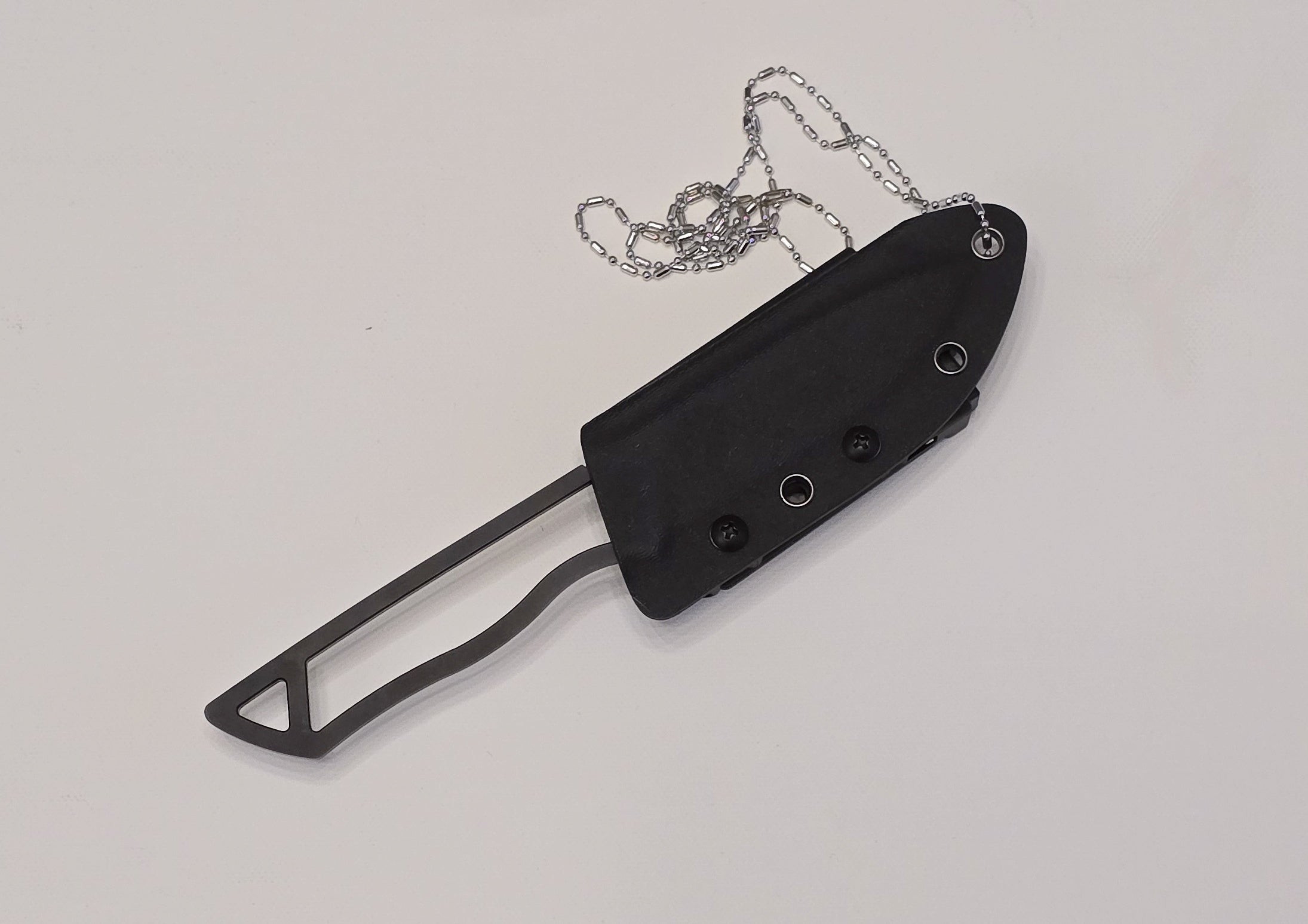 Schneidwerk Neck Knife UL02 Stonewash D2 – Ultraleicht. Unauffällig. Verlässlich. Premium-Qualität