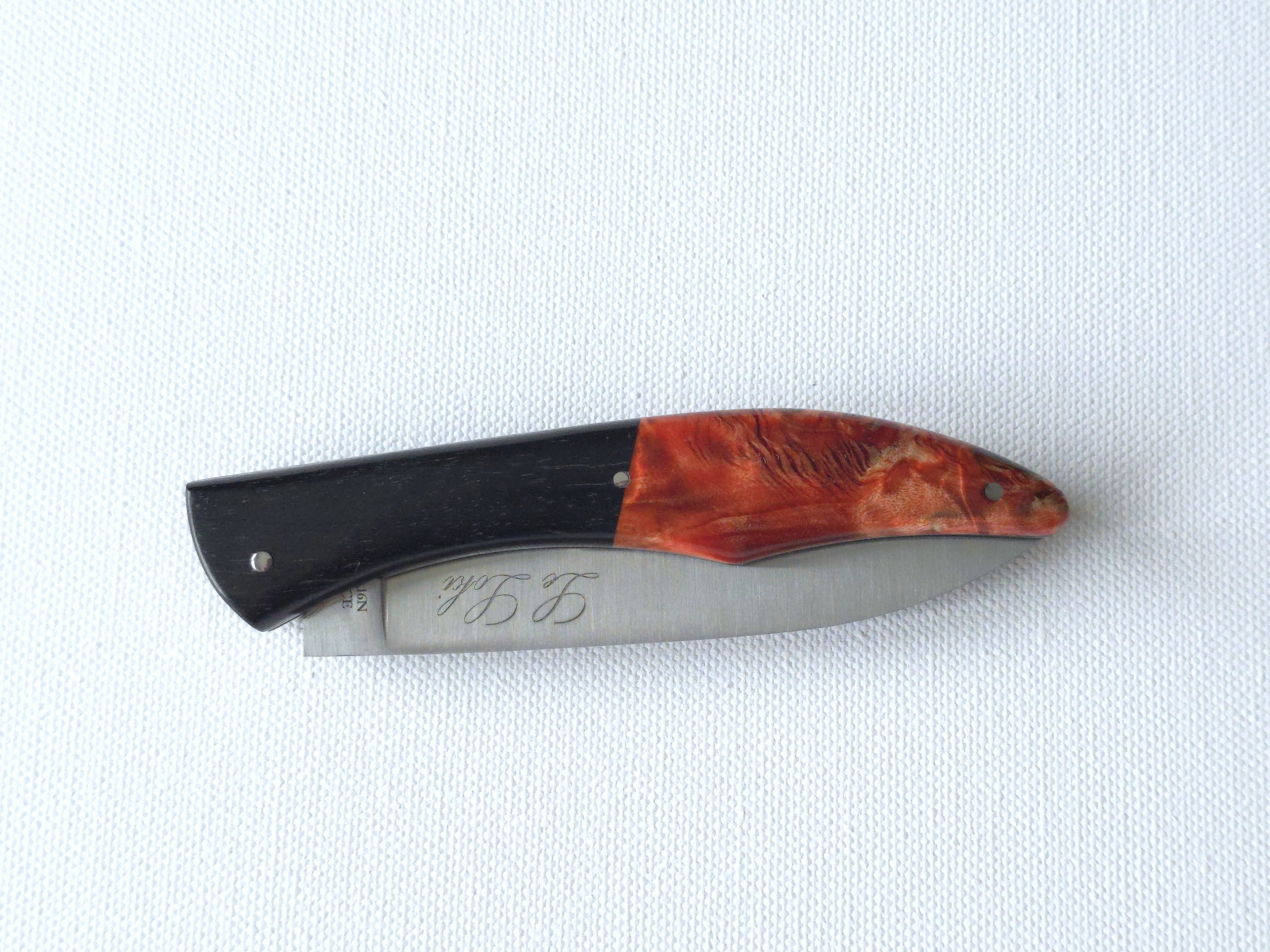Le Loki von Laguiole Village mit Ebenholz/rote Pappel und verzierte Feder