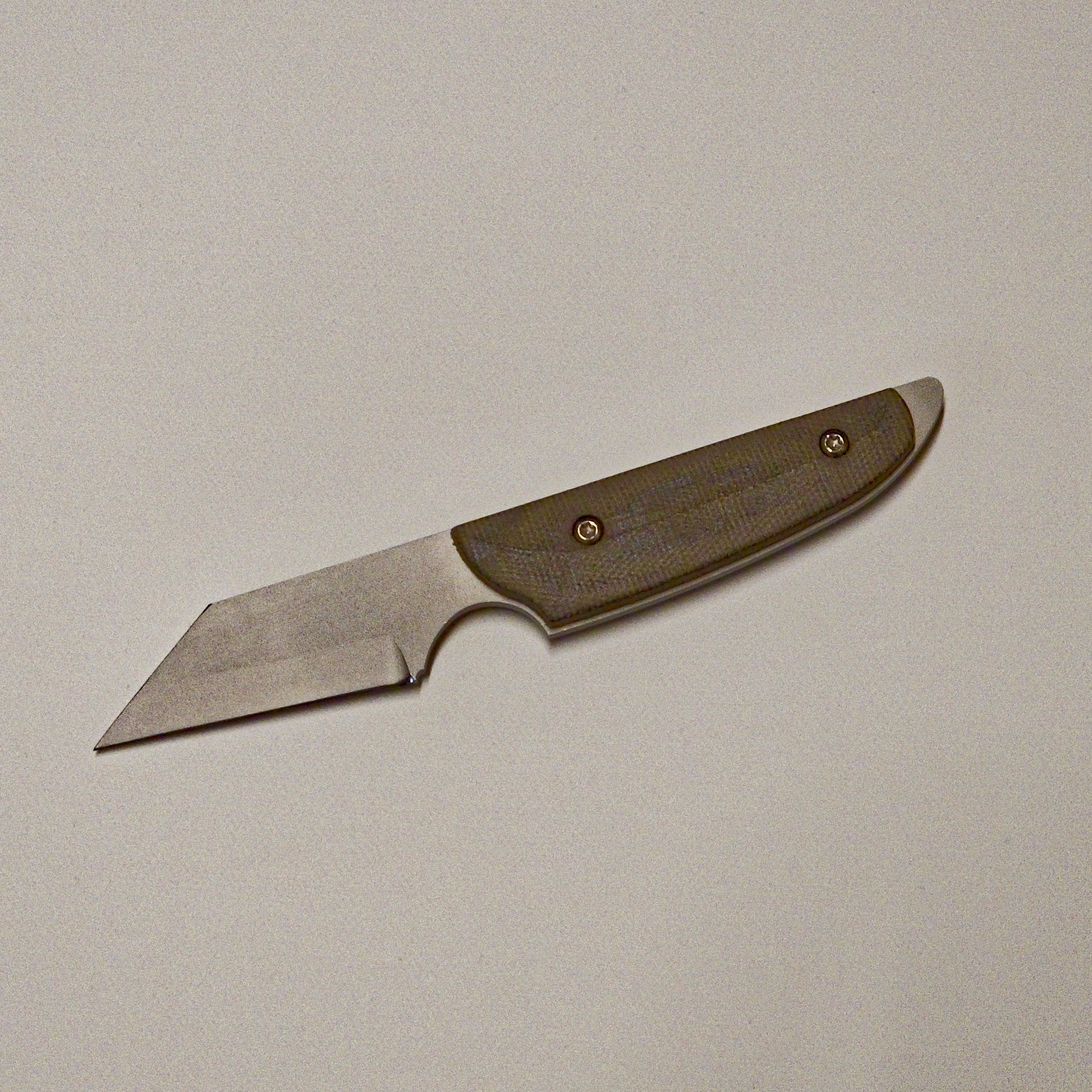 Dieses EDC-Messer hat’s in sich – Das „Fang“ ist klein, aber brutal effektiv! -Von Kubesch-