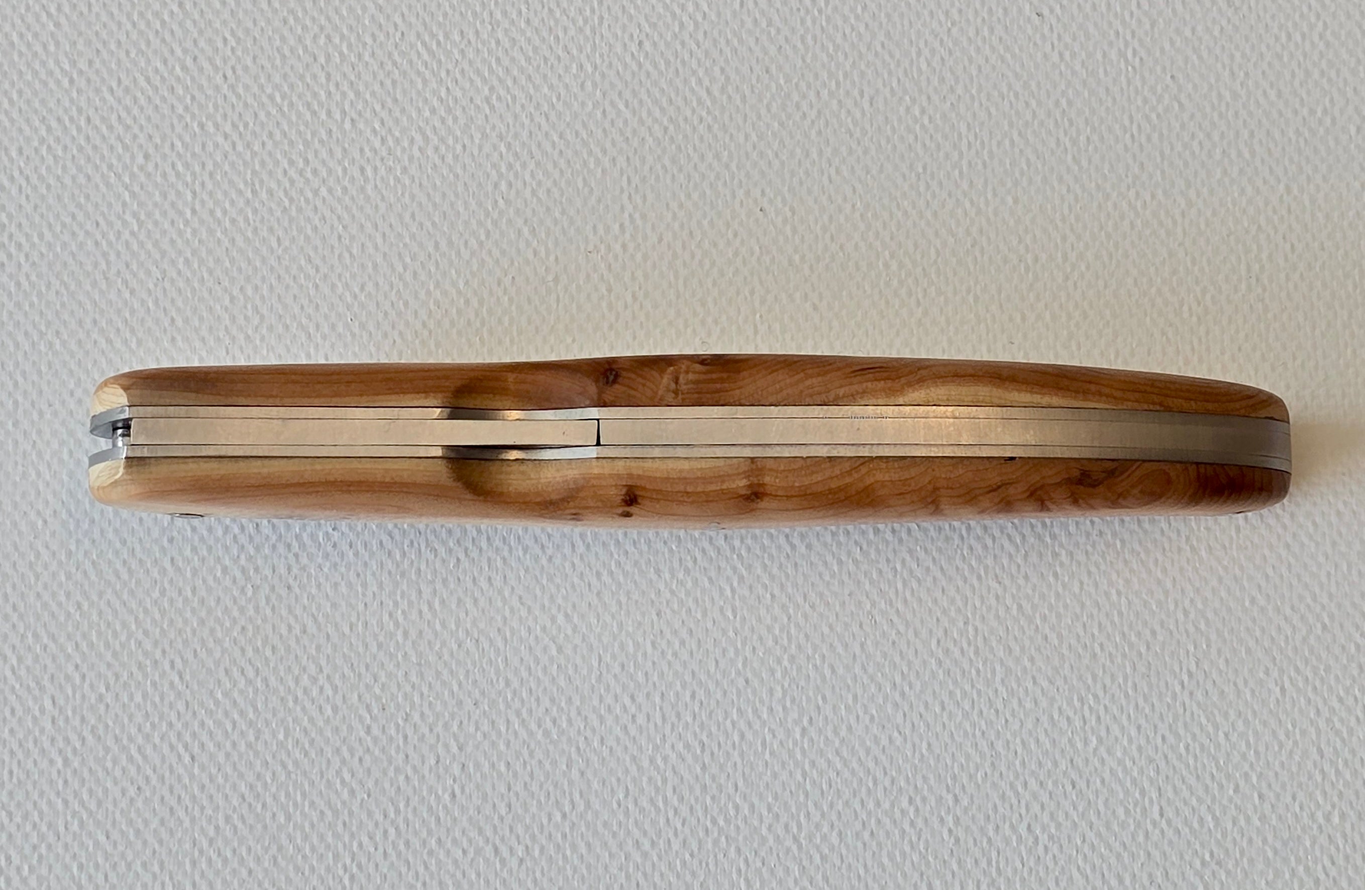 Laguiole „The Legend“ – Französisches Klappmesser 12 cm mit patentierter Double-Action & Holzgriff Wacholder