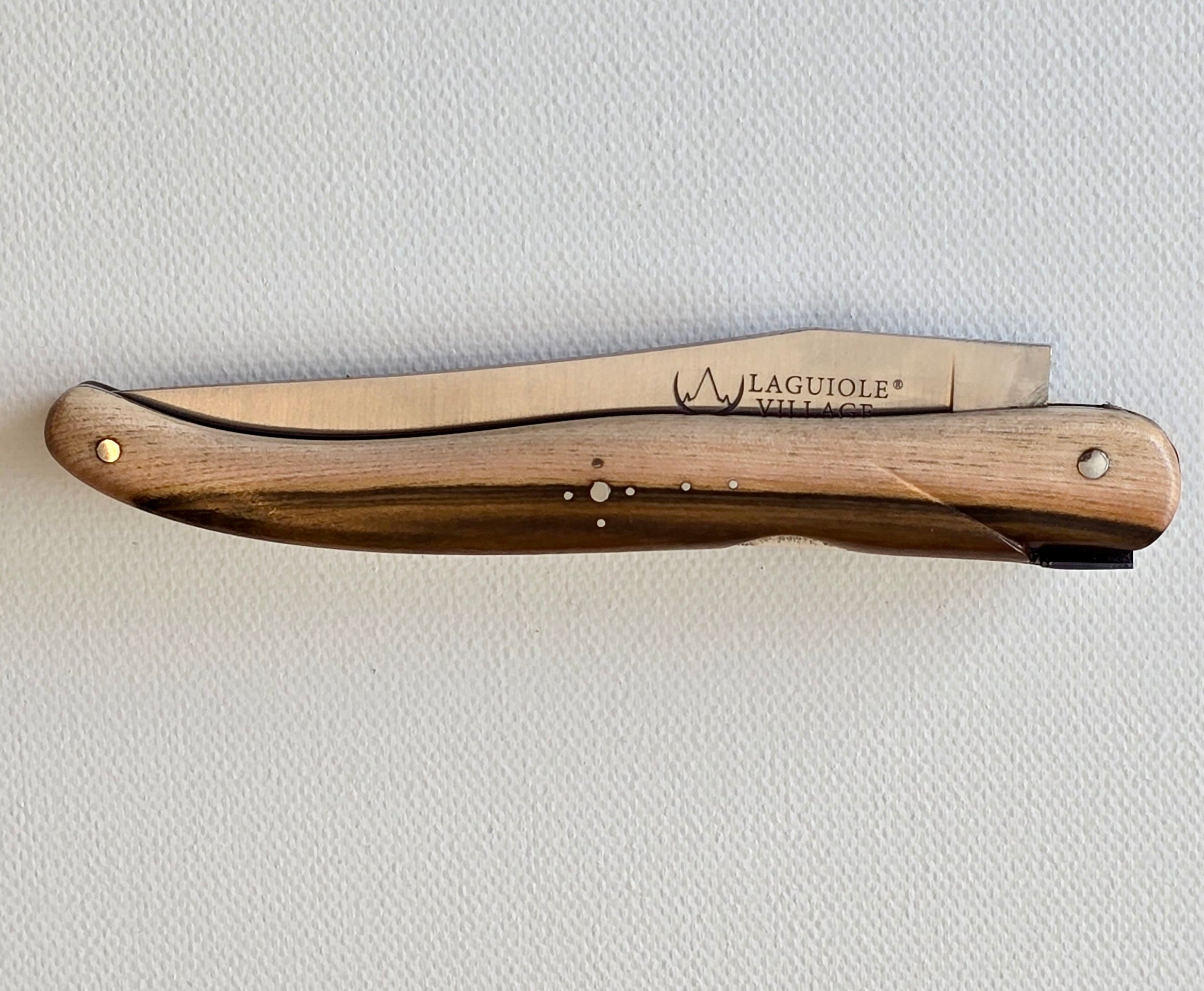 🐝 LAGUIOLE VILLAGE – RESSORTS À POMPE – Modell DOUBLE EFFET Klappmesser 12 cm mit patentierter Double-Action & Holzgriff Pistazie
