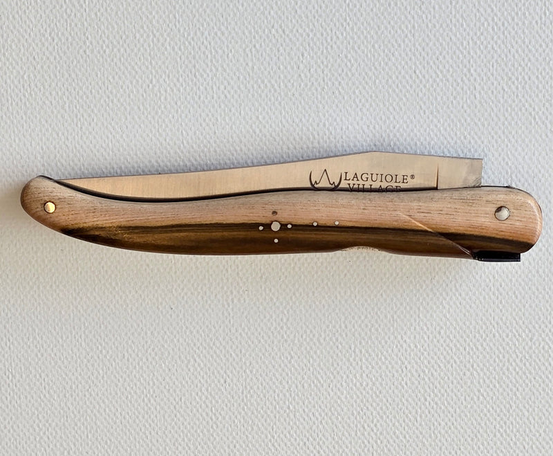 🐝 LAGUIOLE VILLAGE – RESSORTS À POMPE – Modell DOUBLE EFFET Klappmesser 12 cm mit patentierter Double-Action & Holzgriff Pistazie