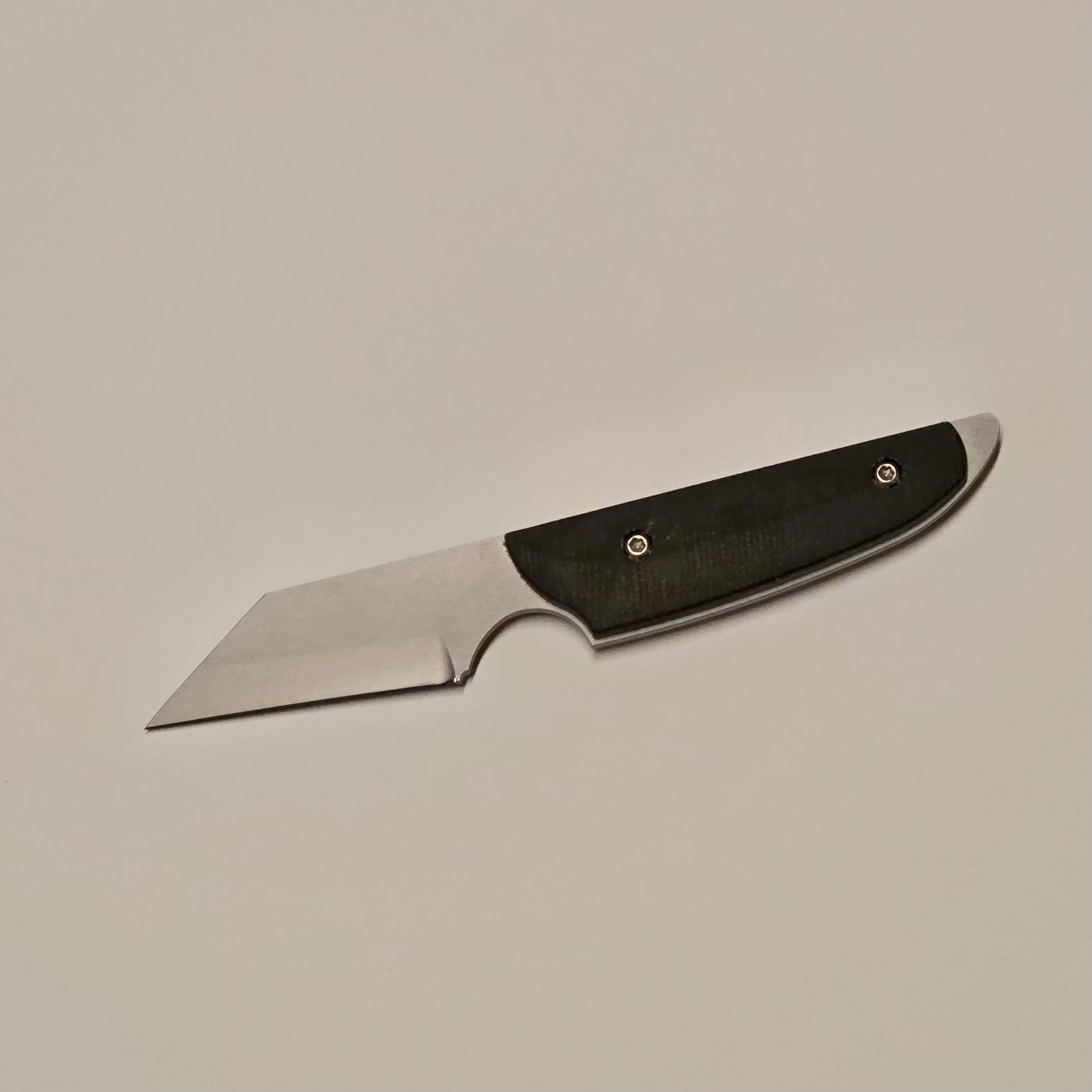 Dieses EDC-Messer hat’s in sich – Das „Fang“ ist klein, aber brutal effektiv! -Von Kubesch-