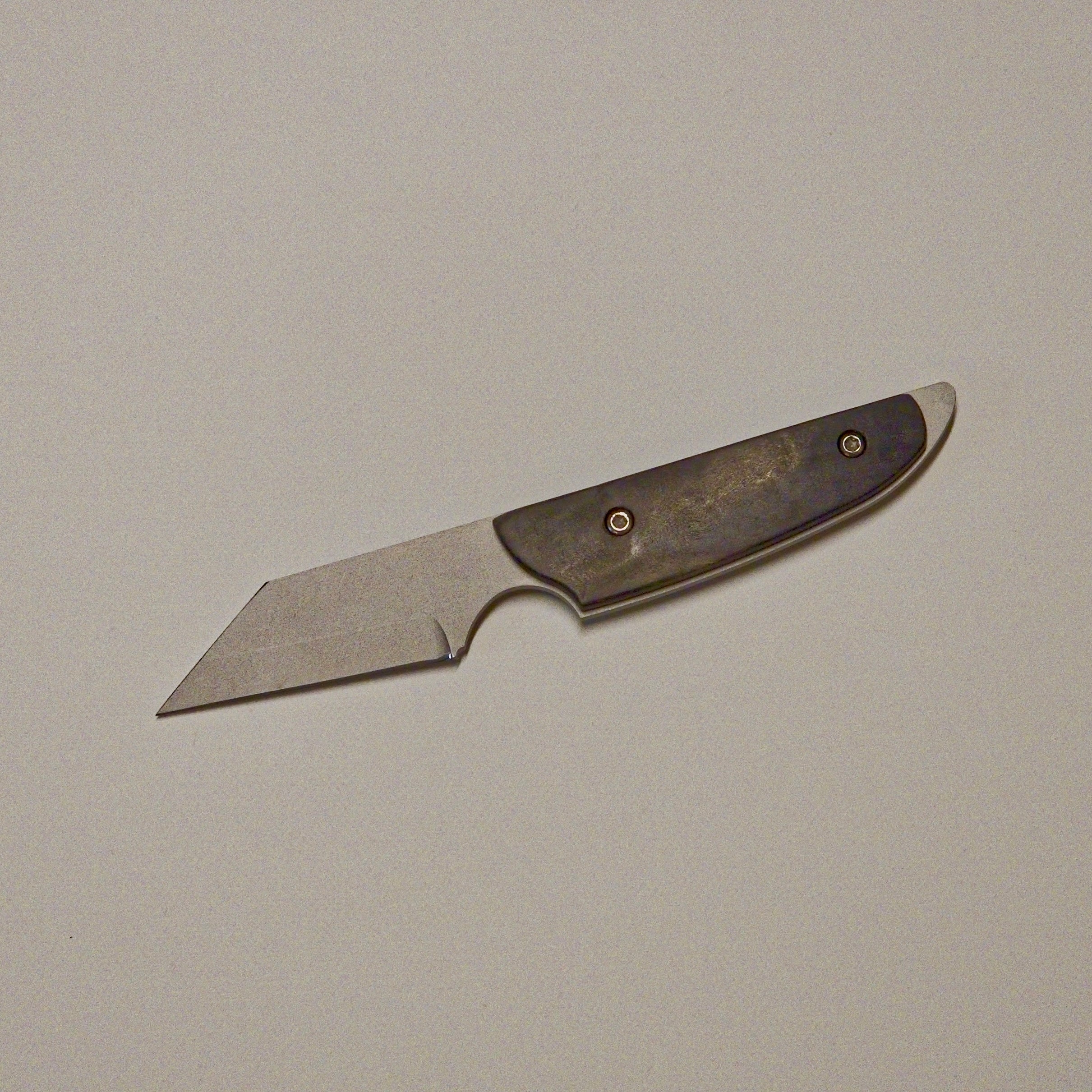 Dieses EDC-Messer hat’s in sich – Das „Fang“ ist klein, aber brutal effektiv! -Von Kubesch-