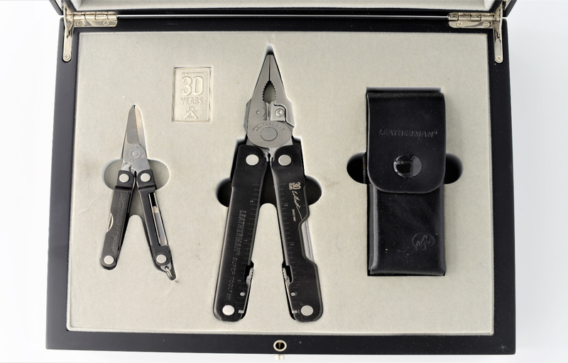 Limitierte Edition Leatherman Super Tool 300 mit Lederholster & Micra in Holzbox