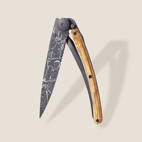 Deejo Serrated 37g, Olivenholz / Jagdszene