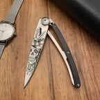 Deejo 37g, Ebenholz / Dandy skull