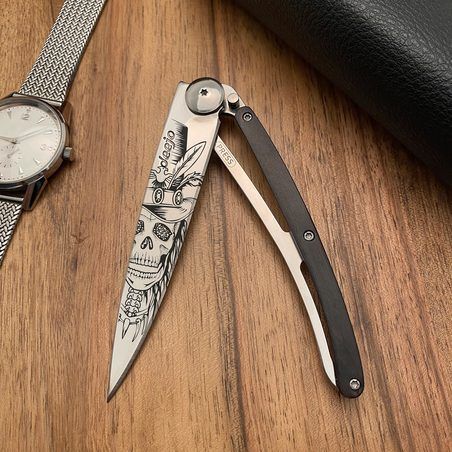 Deejo 37g, Ebenholz / Dandy skull