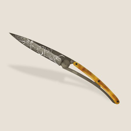 Deejo 37g, Schildpattoptik hell/ Jagdszene