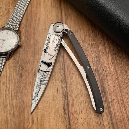 Deejo 37g, Ebenholz / Pin Up