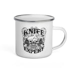 Taktischer Look für Werkstatt, Camp und Sammlerregal: Die „Knife Expert“ Emaille-Tasse in Schwarz-Weiß
