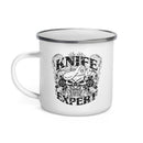Taktischer Look für Werkstatt, Camp und Sammlerregal: Die „Knife Expert“ Emaille-Tasse in Schwarz-Weiß
